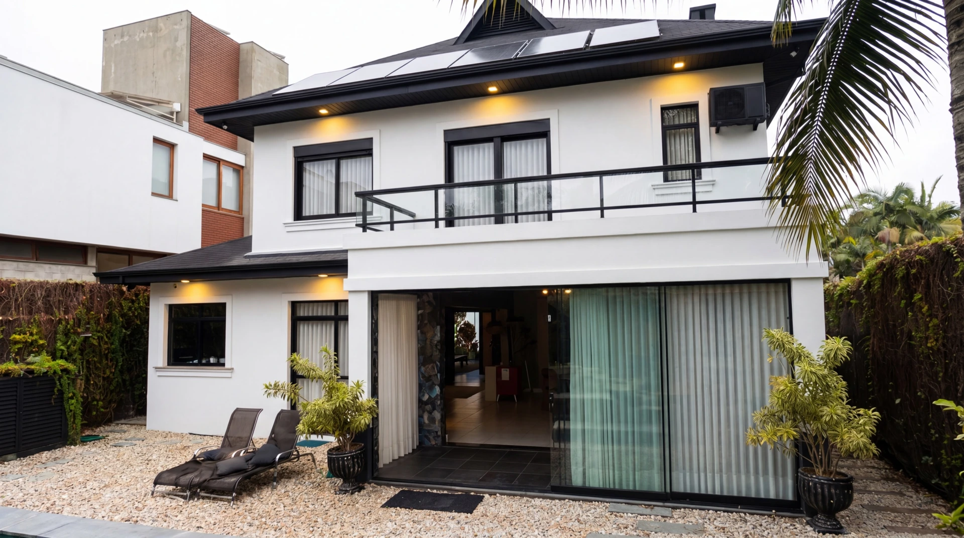 Cinematic House Jurerê - Back Facade