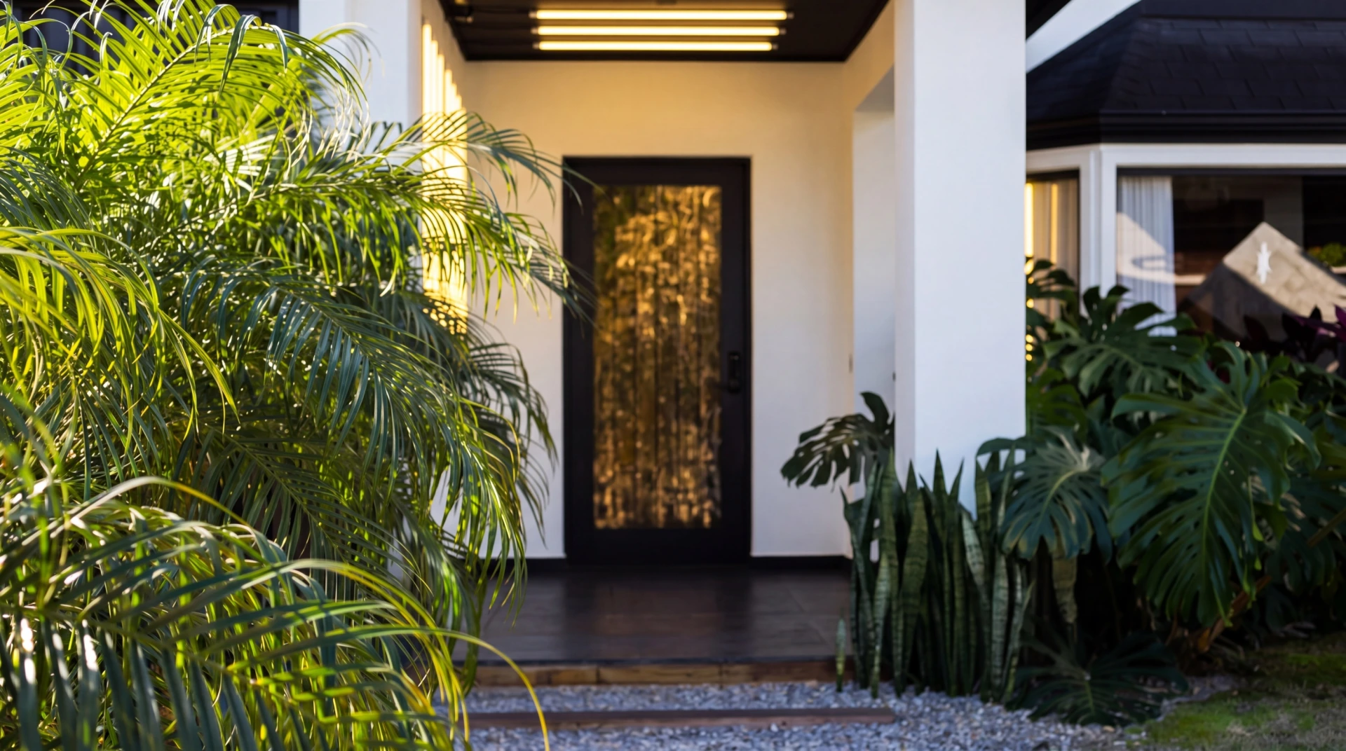 Cinematic House Jurerê - Front Entrance
