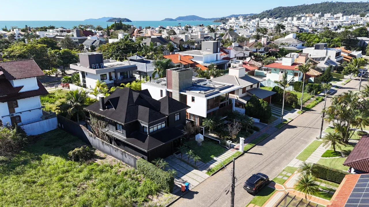 Cinematic House Jurerê - Aerial Neighborhood View