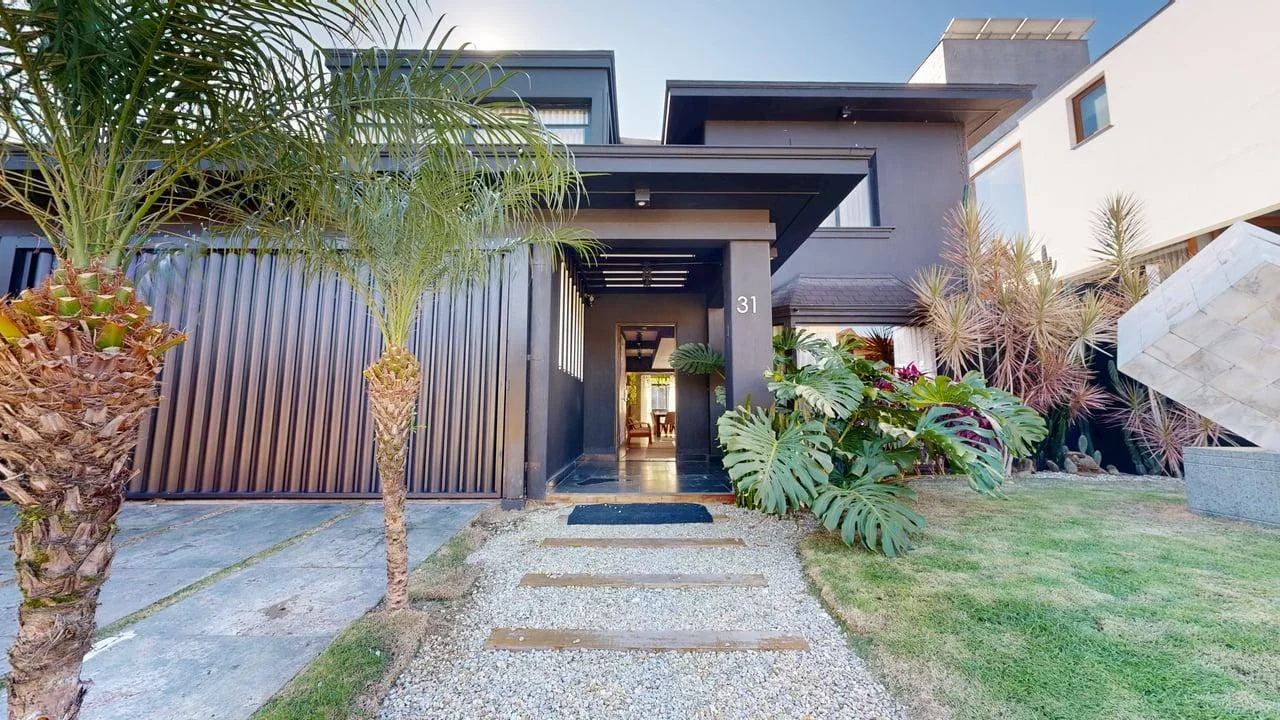 Cinematic House Jurerê - Front Entrance