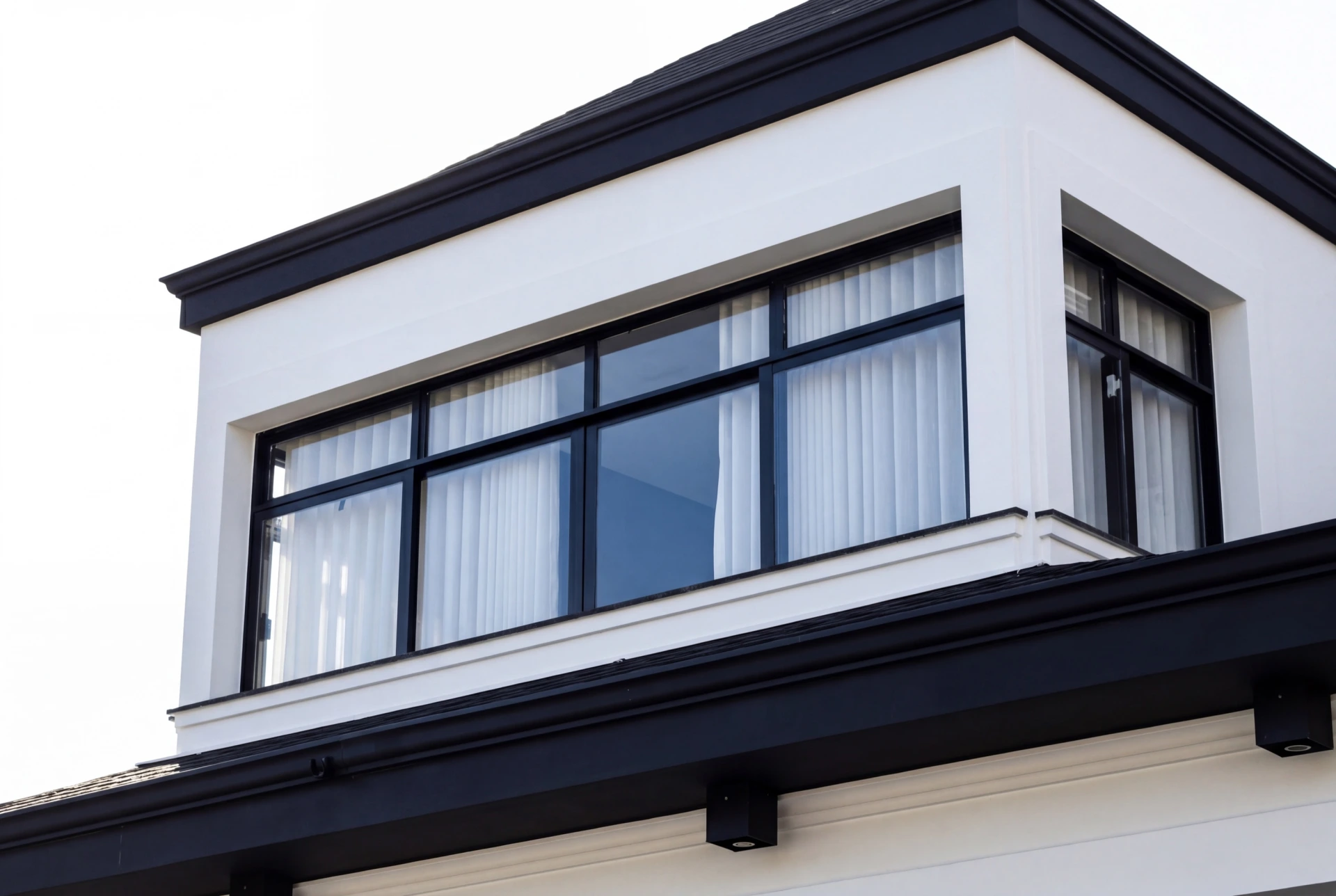 Cinematic House Jurerê - Upper Window Detail
