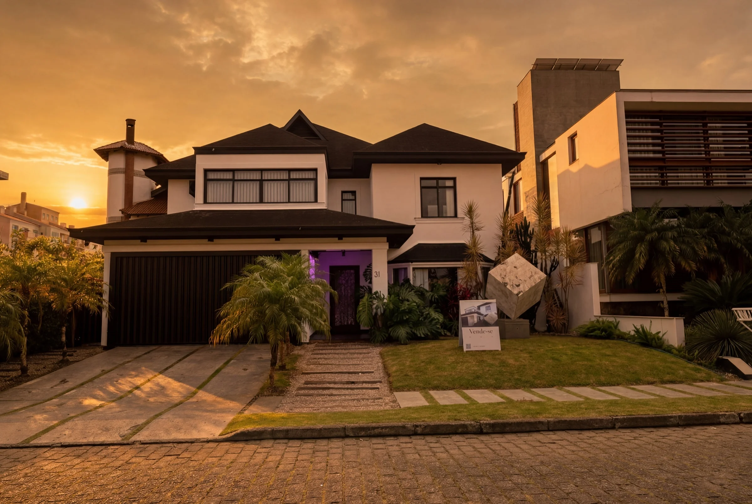 Cinematic House Jurerê - Front Facade Sunset